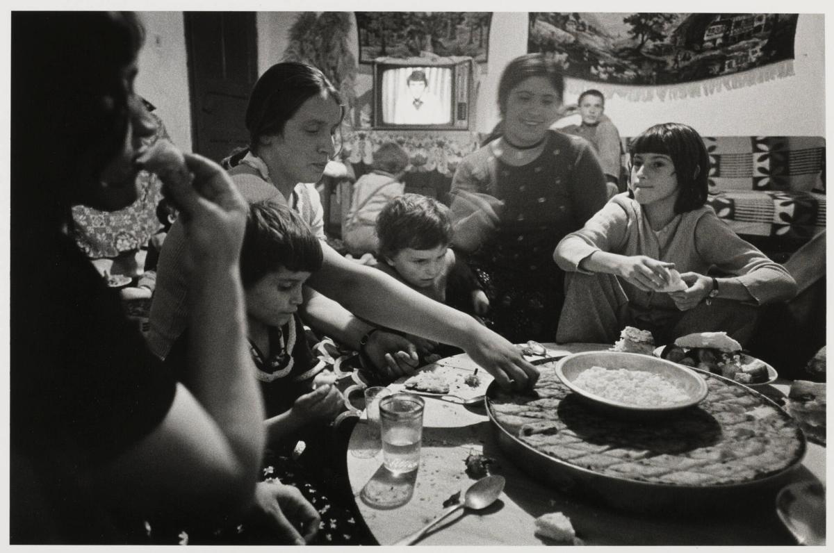 Albansk by på landet - i enlighet med muslimsk tradition äter för det mesta män för sig, och kvinnor och barn för sig. Ur serien Kosova, Jugoslavien