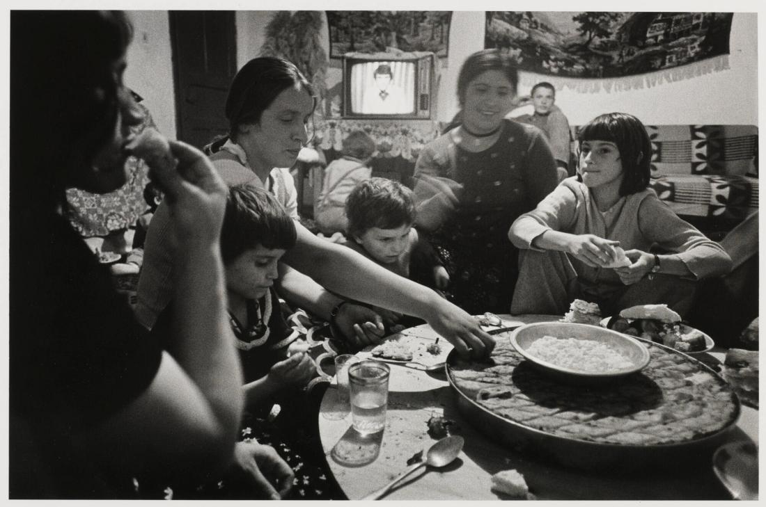 Albansk by på landet - i enlighet med muslimsk tradition äter för det mesta män för sig, och kvinnor och barn för sig. Ur serien Kosova, Jugoslavien