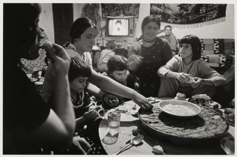 Albansk by på landet - i enlighet med muslimsk tradition äter för det mesta män för sig, och kvinnor och barn för sig. Ur serien Kosova, Jugoslavien