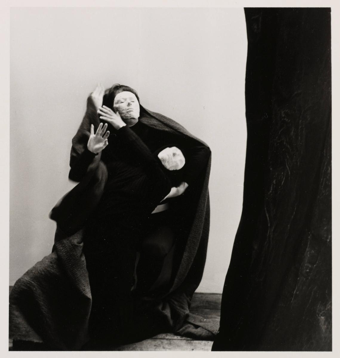 Titel saknas. Ur serien "Masker"