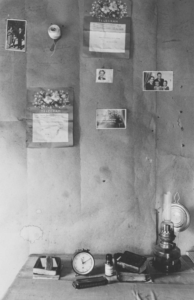 Interiör hos skogsarbetare Set Ramstedt, Golisen, Vilhelmina. Ur serien Bilder från den stora flyttningen