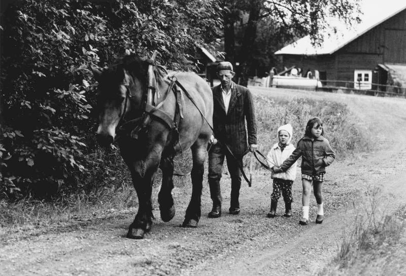 Allan Karlsson i Norragårn tillsammans med döttrarna Charlotte och Marita. Ur serien Minnesbok över den svenske bonden