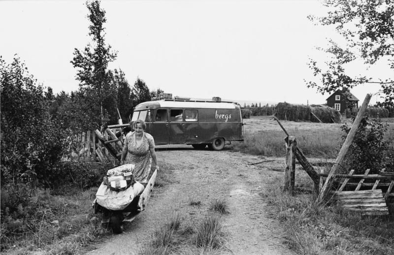 Varubussen besöker Frostberget , Vilhelmina. Ur serien Bilder från den stora flyttningen