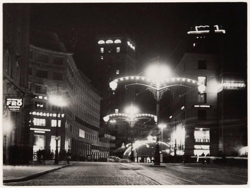 Stockholm: En av de julsmyckade affärsgatorna