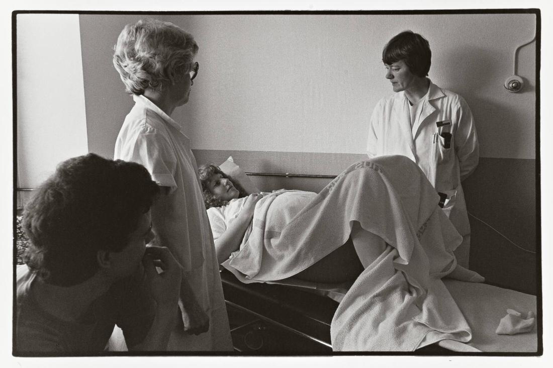 Öppningsskedet kallas den första delen av födelsen när livmodersmunnen öppnar sig för att släppa fram barnet. Tio centimeter i diameter måste öppningen vara för att barnet skall kunna tränga igenom. Ur serien En födelse