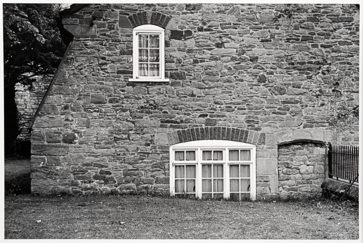 fasad, Brecon, Wales. Ur serien Fotografier från England och Wales