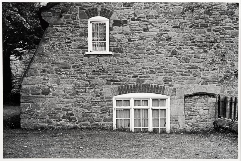fasad, Brecon, Wales. Ur serien Fotografier från England och Wales