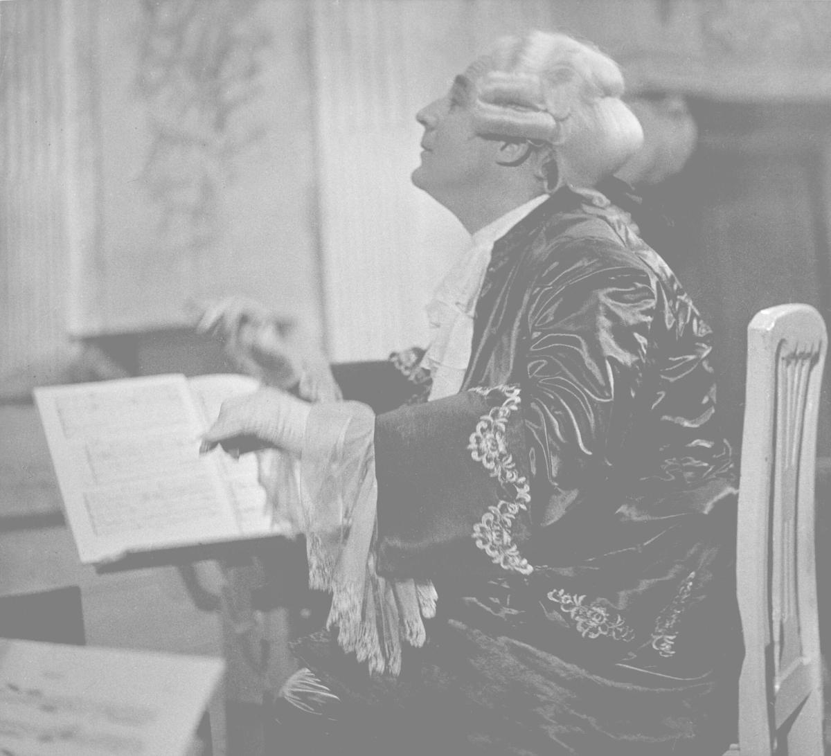 Kapellmästaren Sten Frykberg dirigerar "Bastien et Bastienne" av Mozart på Drottningholmsteatern vid den första TV-inspelningen. 4 maj 1955