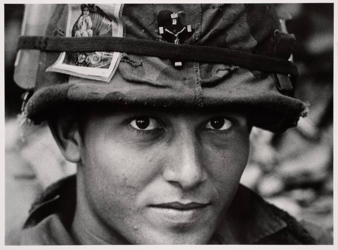 Med korset i hjälmen. Ung troende amerikansk soldat från Kenyon, Ohio