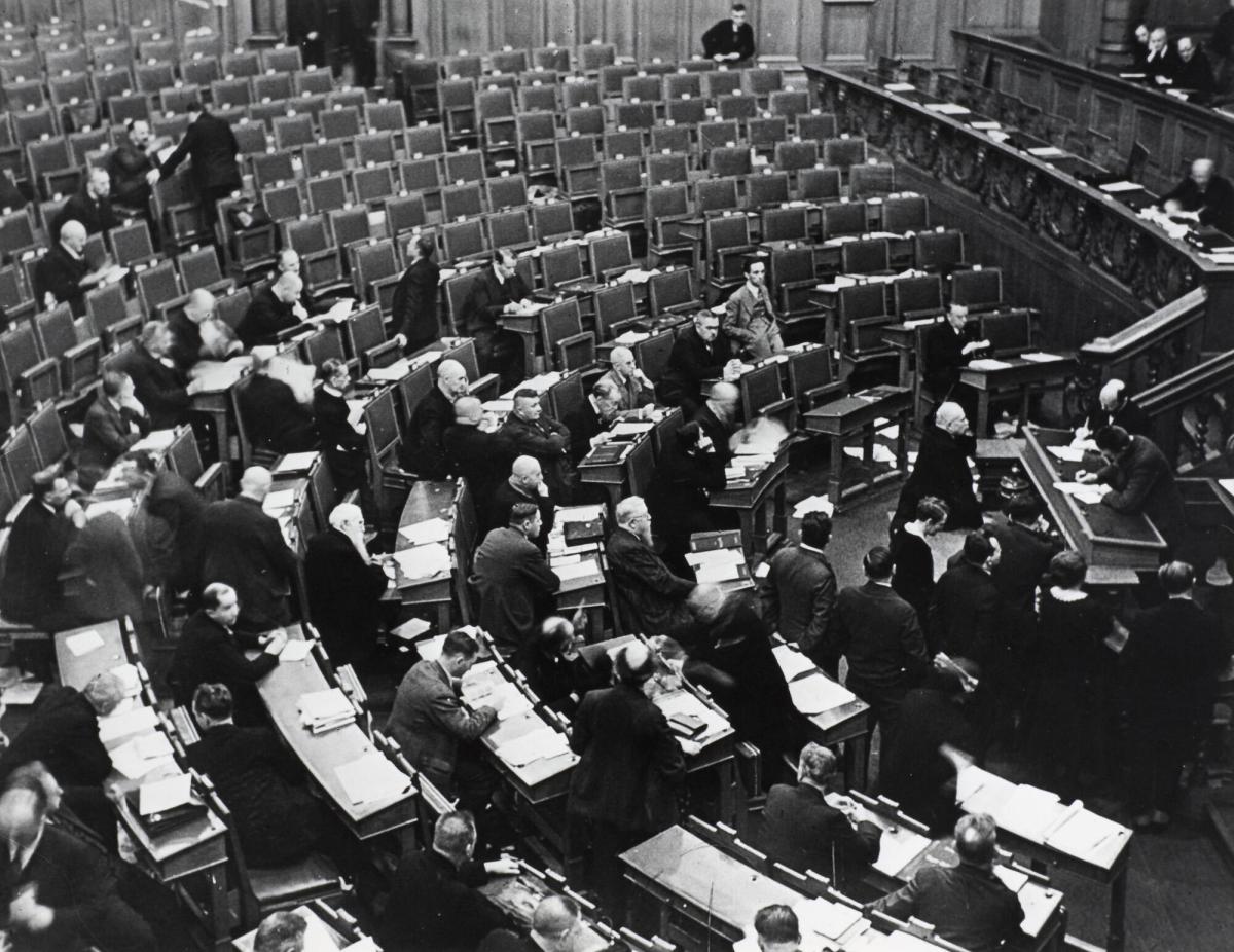 Nationalsocialisternas Ledamoter Har Lamnat Sessionen I Riksdagen Bara Dr Joseph Goebbels Staende Ar Kvar Som Observator Berlin All Artworks Moderna Museet