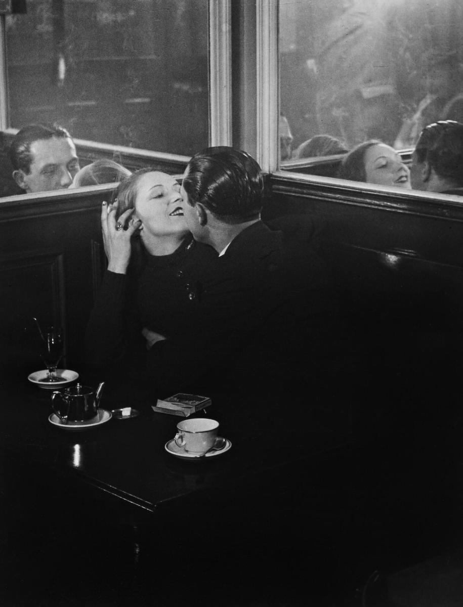 Couple d´amoureux dans un petit café parisien, Place d'Italie