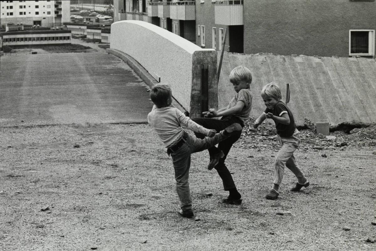 Tenstabarn - 200 bilder från Tensta 1969-70 i flerbildsprojektion på Foto/Film/Bild.