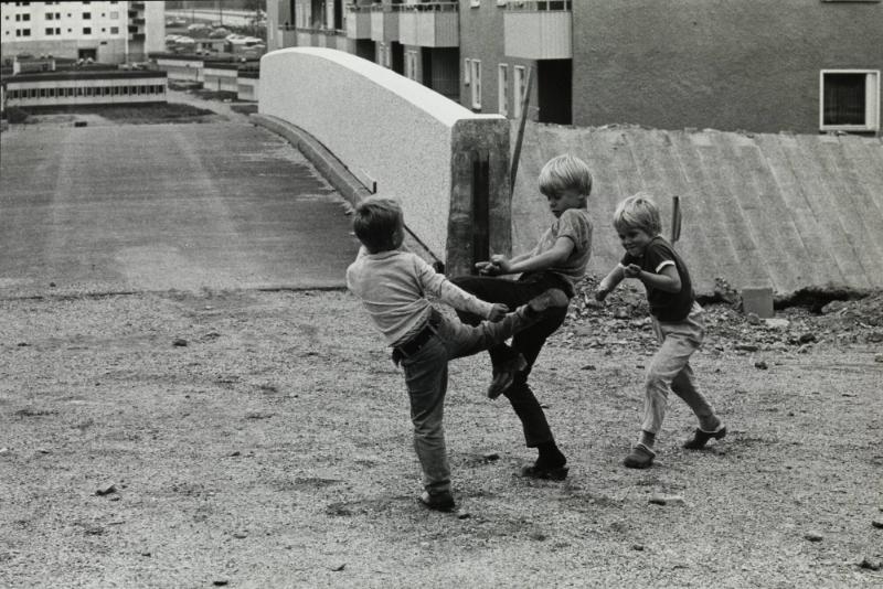 Tenstabarn - 200 bilder från Tensta 1969-70 i flerbildsprojektion på Foto/Film/Bild.