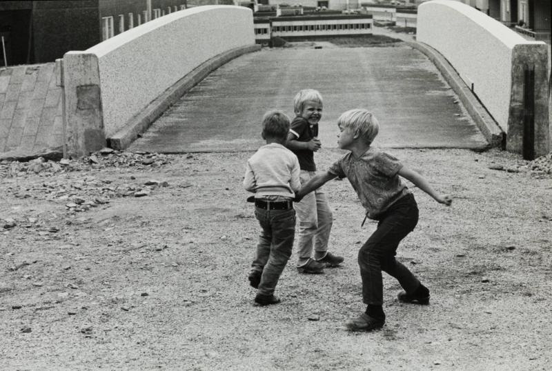 Tenstabarn - 200 bilder från Tensta 1969-70 i flerbildsprojektion på Foto/Film/Bild.