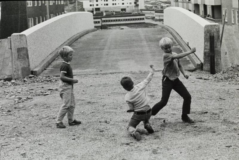 Tenstabarn - 200 bilder från Tensta 1969-70 i flerbildsprojektion på Foto/Film/Bild.