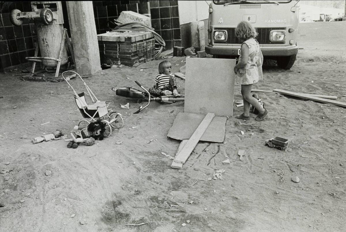 Tenstabarn - 200 bilder från Tensta 1969-70 i flerbildsprojektion på Foto/Film/Bild.