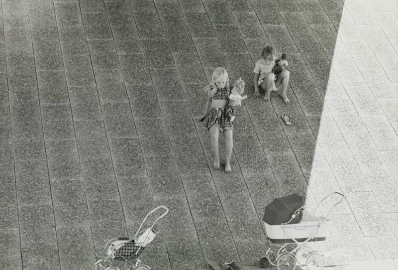 Tenstabarn - 200 bilder från Tensta 1969-70 i flerbildsprojektion på Foto/Film/Bild.