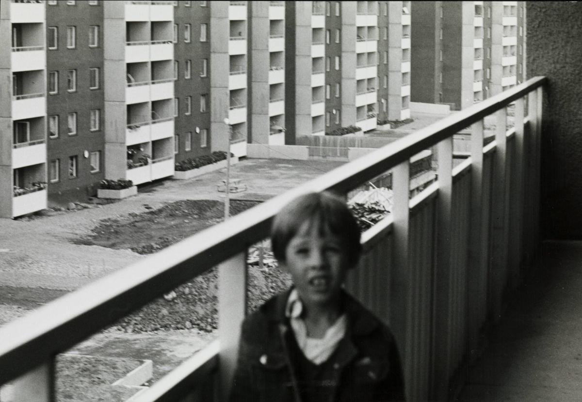 Tenstabarn - 200 bilder från Tensta 1969-70 i flerbildsprojektion på Foto/Film/Bild.