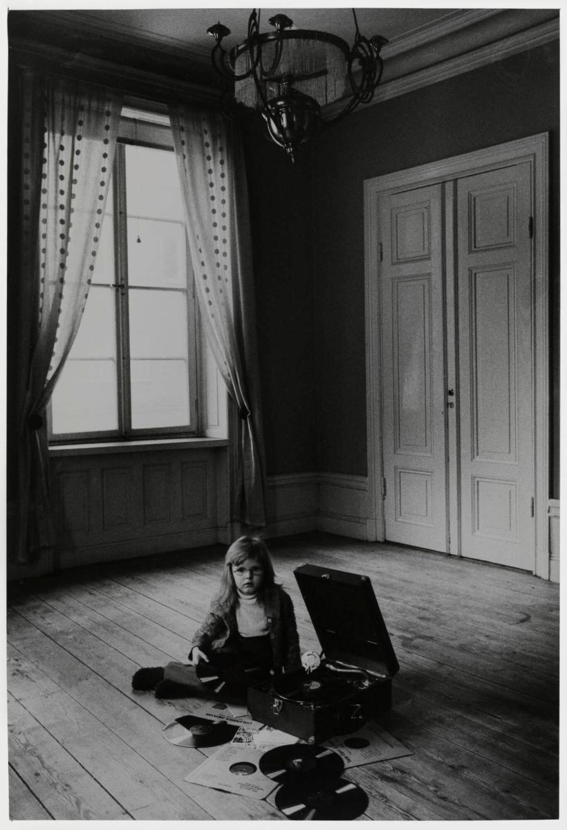 Flicka och grammofon