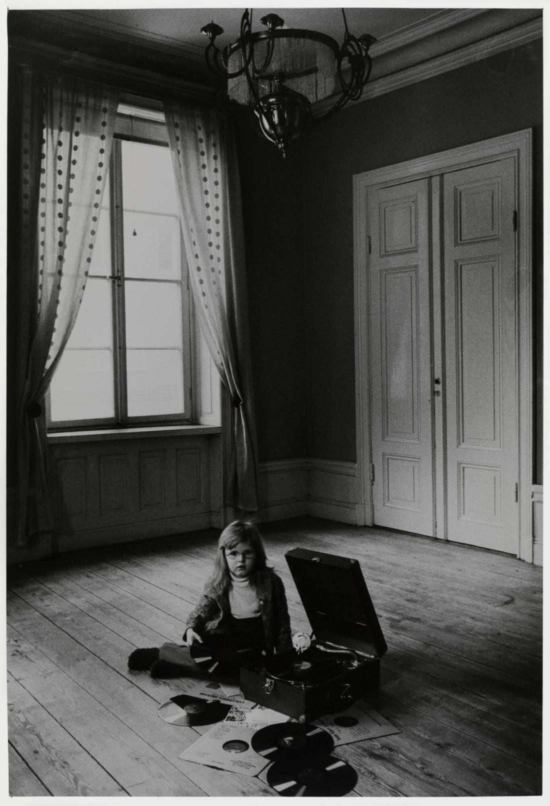 Flicka och grammofon