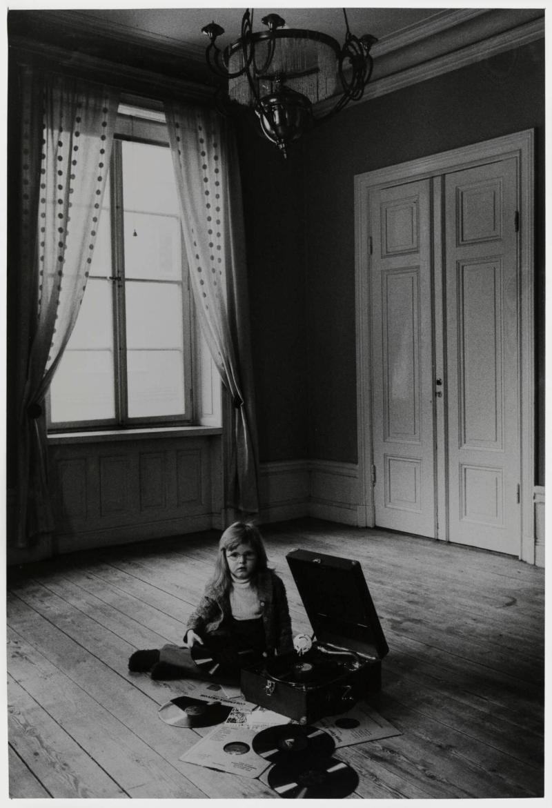 Flicka och grammofon