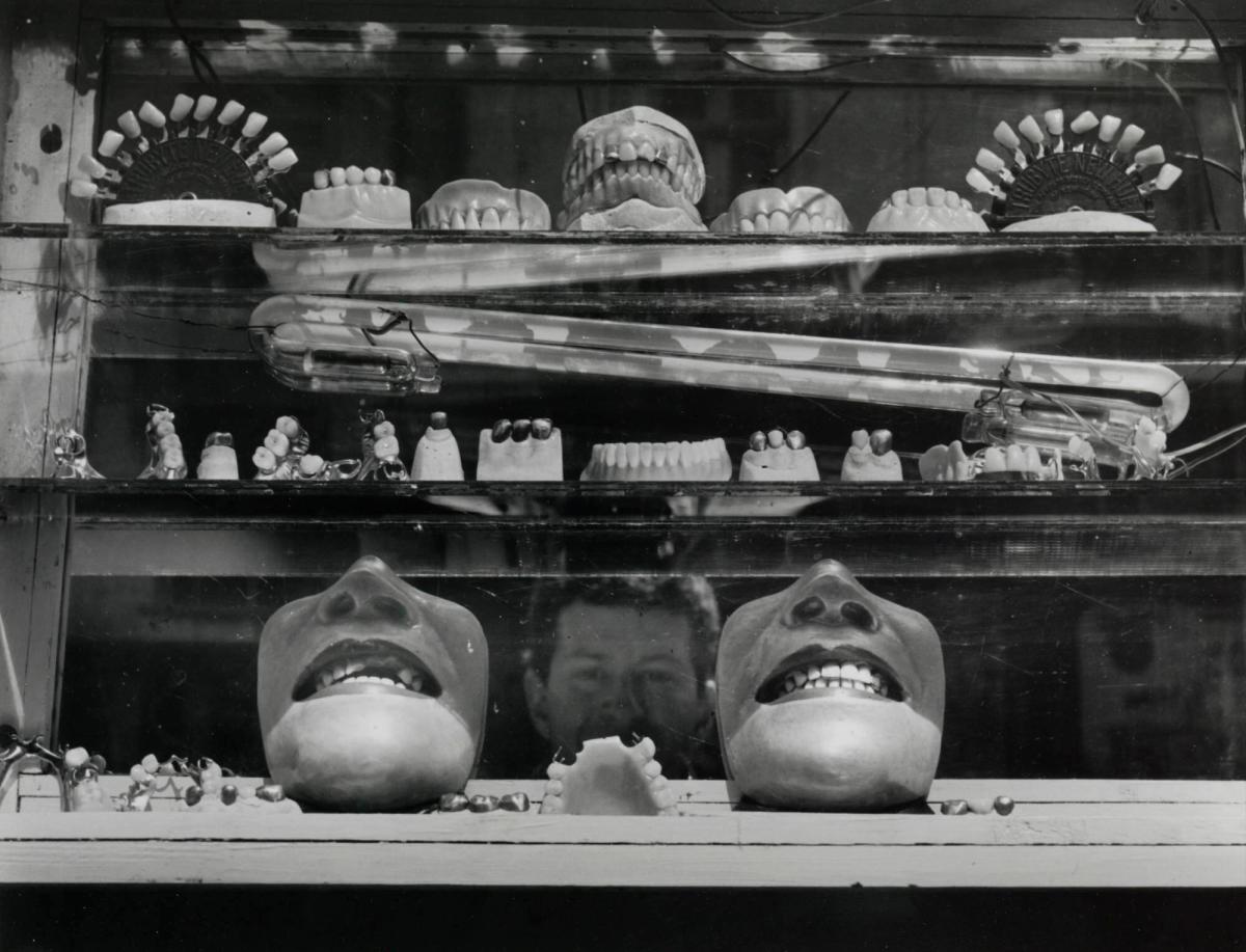 On the Dentists Window, Mexico City