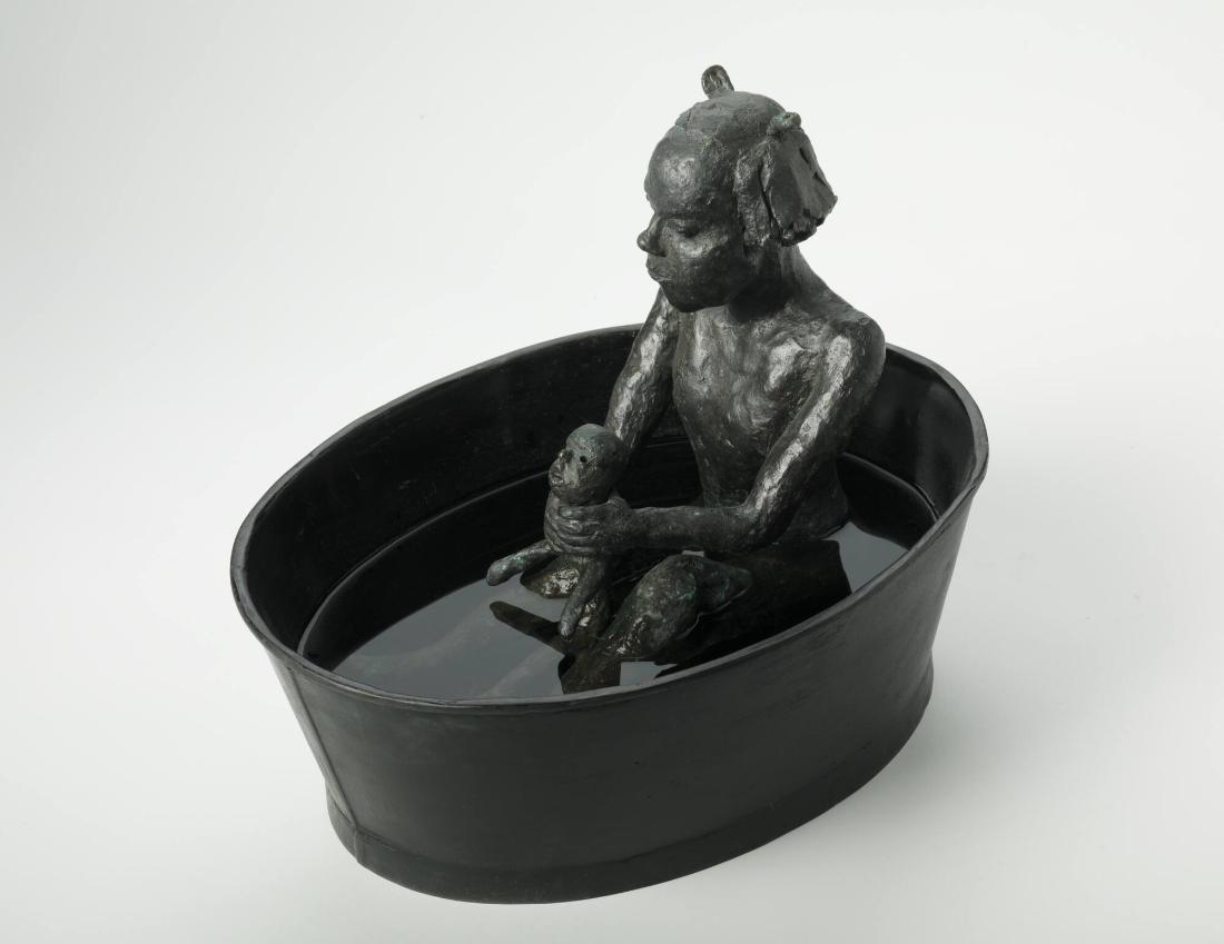 Flicka i balja med pappadocka