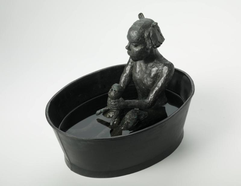 Flicka i balja med pappadocka