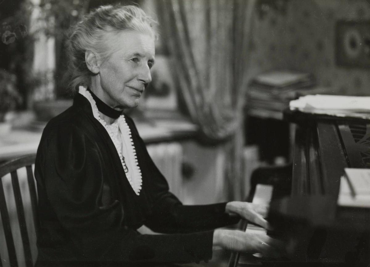 Tonsättarinnan Alice Tegnér i sitt hem på Karlavägen i Stockholm, 1938