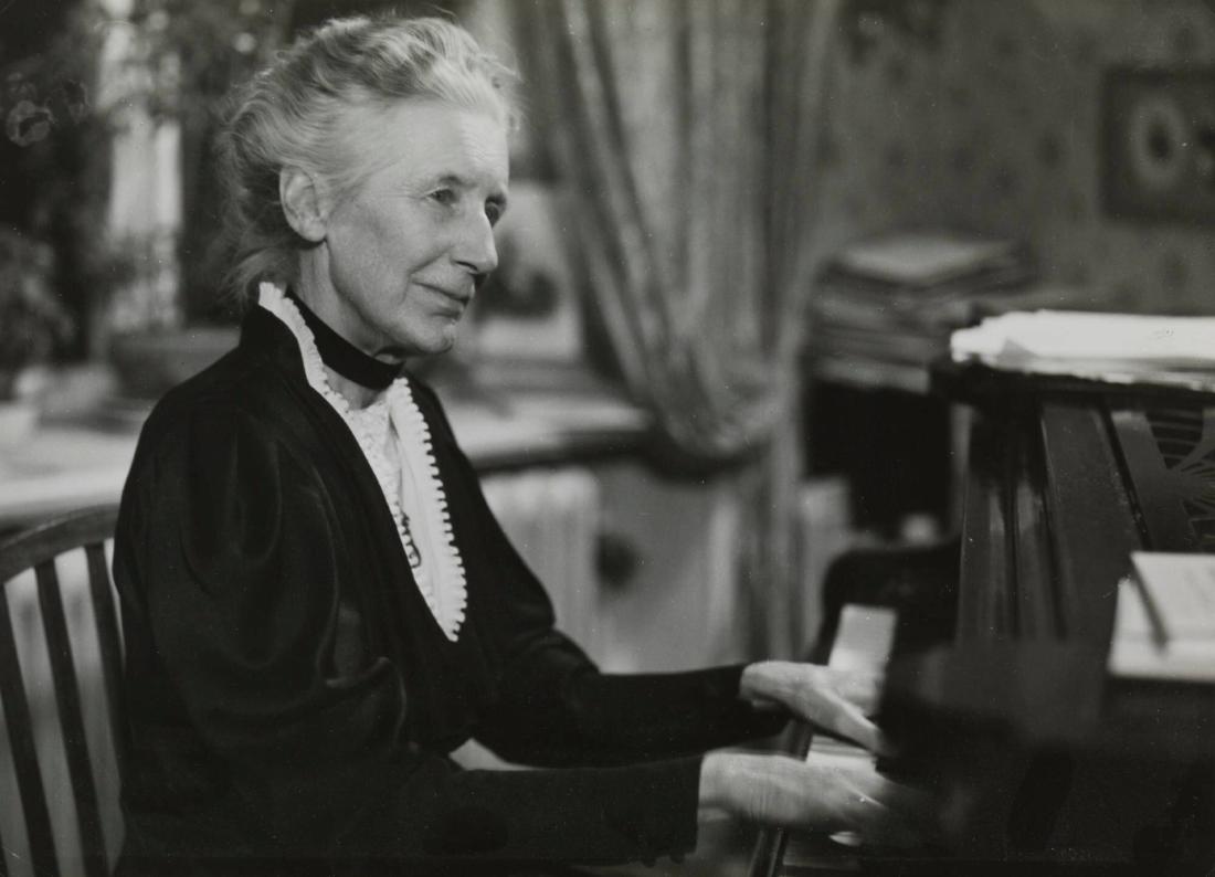 Tonsättarinnan Alice Tegnér i sitt hem på Karlavägen i Stockholm, 1938