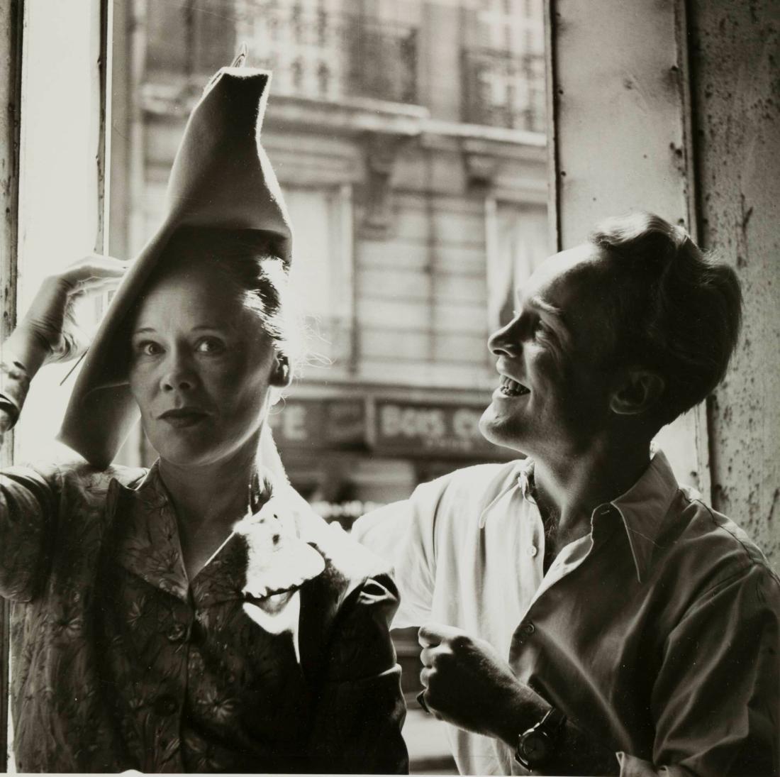 Hattmakaren Rune Holmgren provar en kapelin på Aili Pekonen, Paris 1947