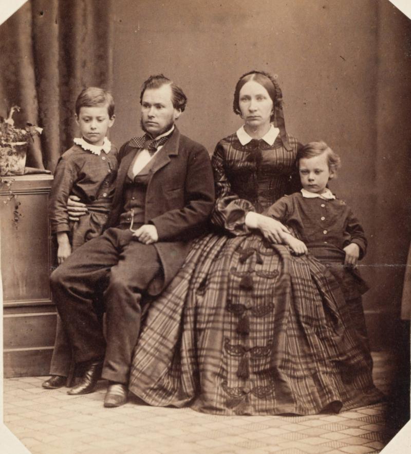 Carl Jacob Malmberg och hustrun Carolina Catharina med sönerna Victor Emanuel och Johan Mauritz