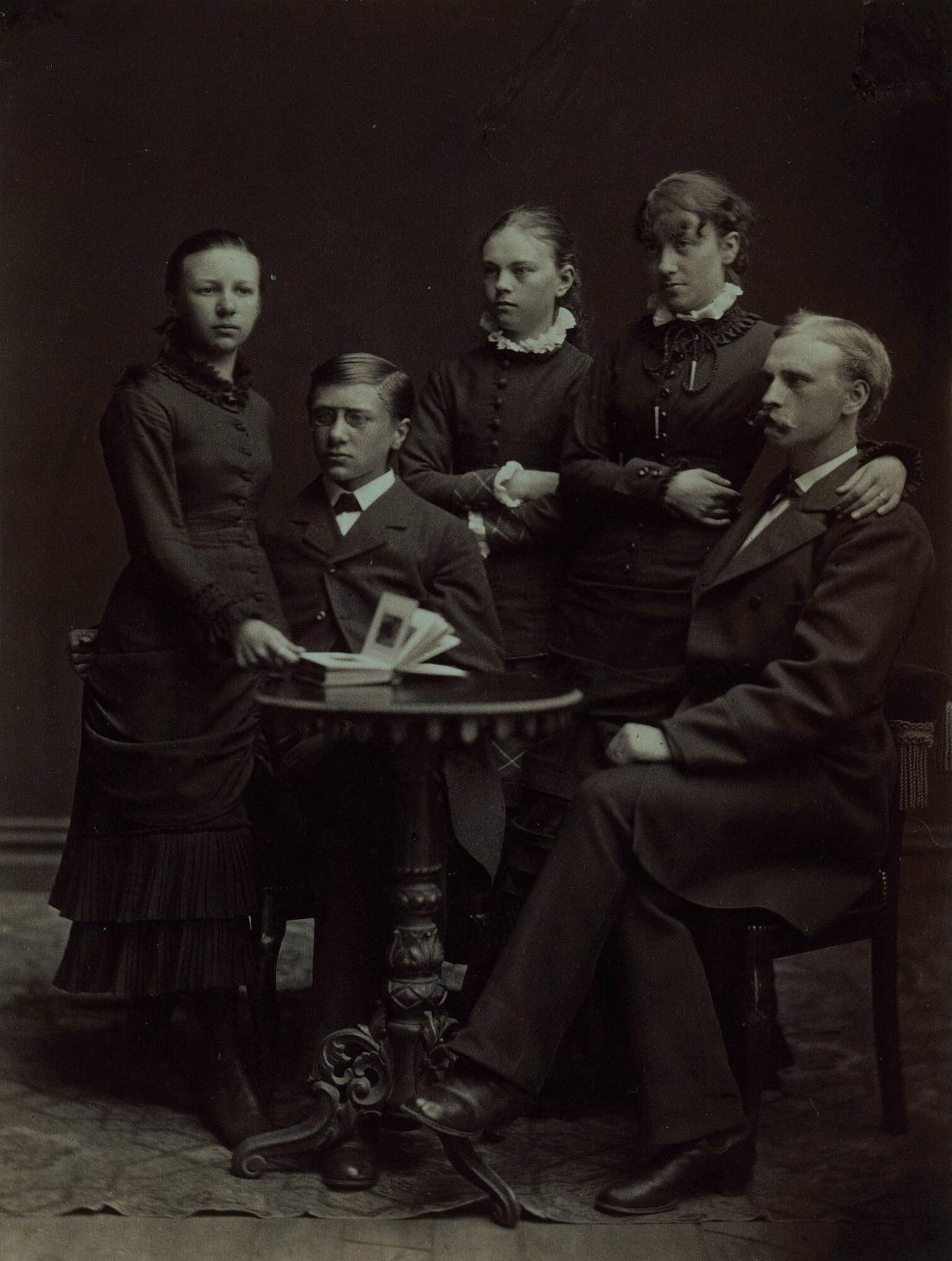 Karin Malmberg, Johan Mauritz Malmberg och Victor Emanuel Malmberg med fästmö