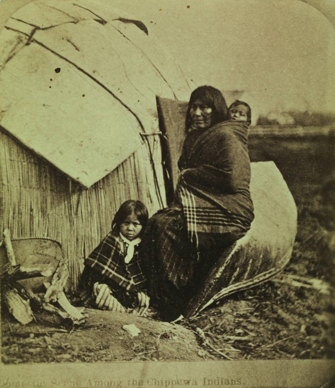 Indiankvinna och barn (Chippena indian) i nordvestera Amerika