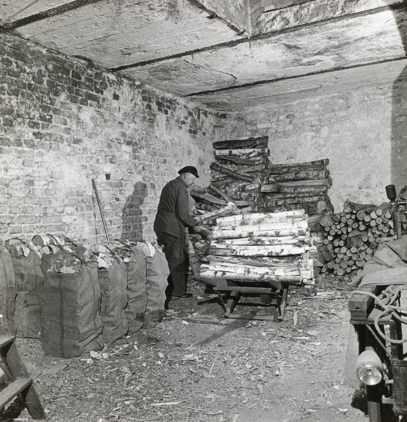 Barowiaks vedkällare, Linnégatan 81 (huset revs 1961). Stockholm