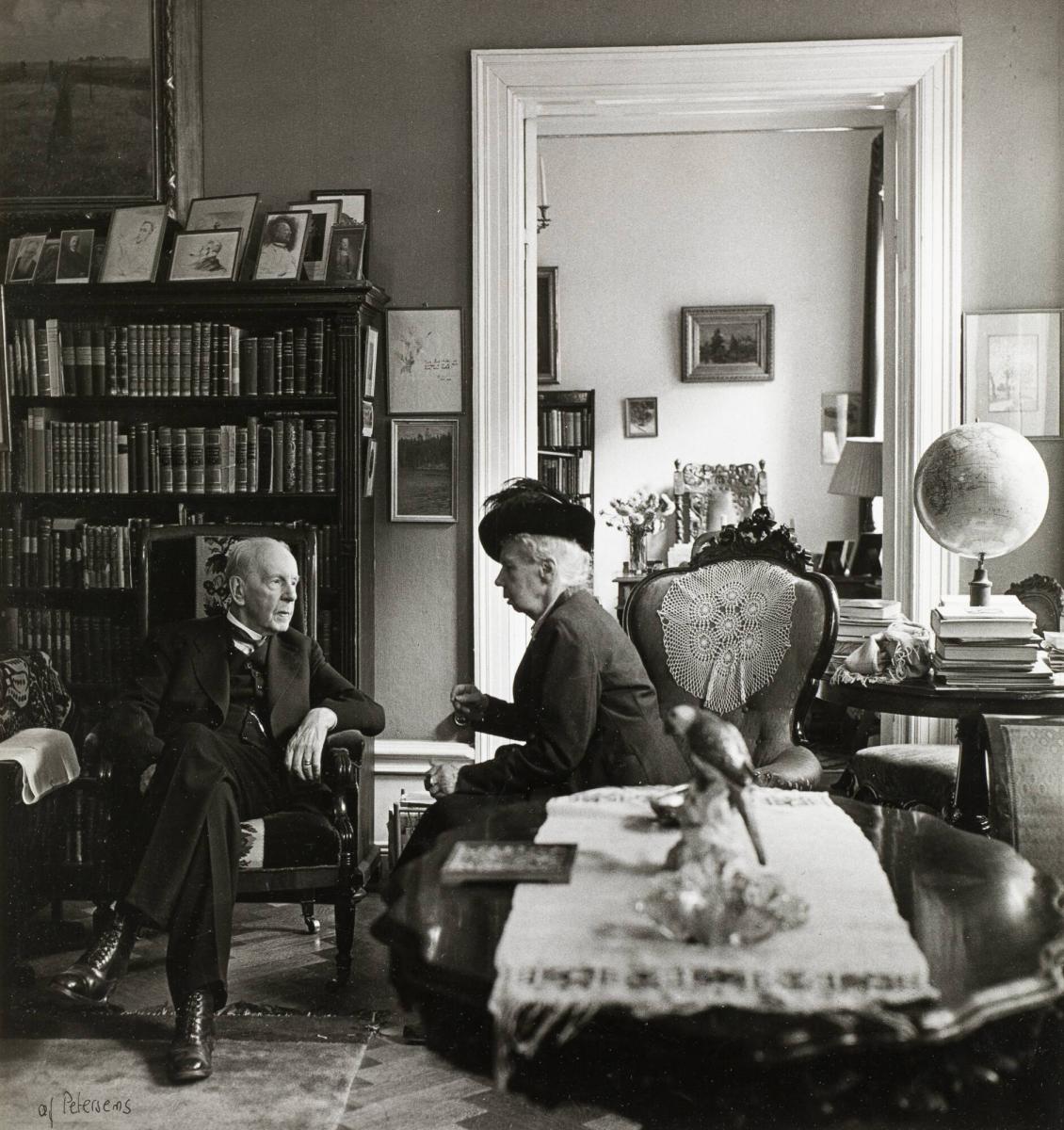 Litterär salong hos systrarna Greta och Estrid Linder, Östermalmsgatan 63. Bo Bergman samtalar med Thyra Klinkowström. Stockholm.