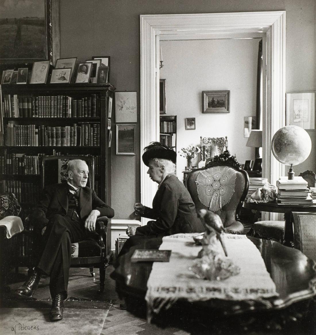 Litterär salong hos systrarna Greta och Estrid Linder, Östermalmsgatan 63. Bo Bergman samtalar med Thyra Klinkowström. Stockholm.