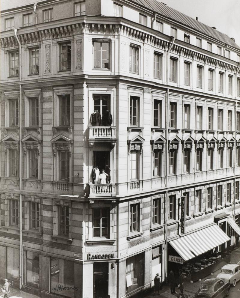 Garderobsvädring. Hörnet Kommendörsgatan - Brahegatan, Stockholm