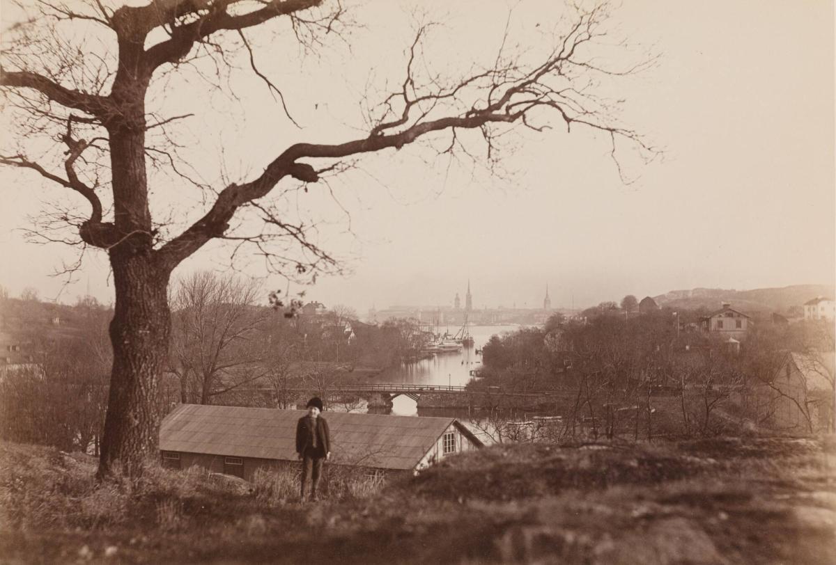 Stockholm från Långholmen eller Reymersholme, liten pojke  i förgrunden