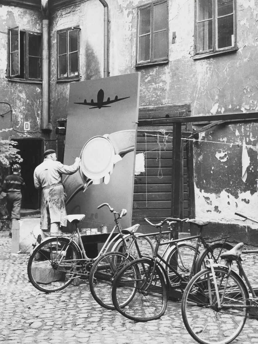 Skyltmålarna Dardt och Ekman gör den första reklamen för Stockholms tunnelbana