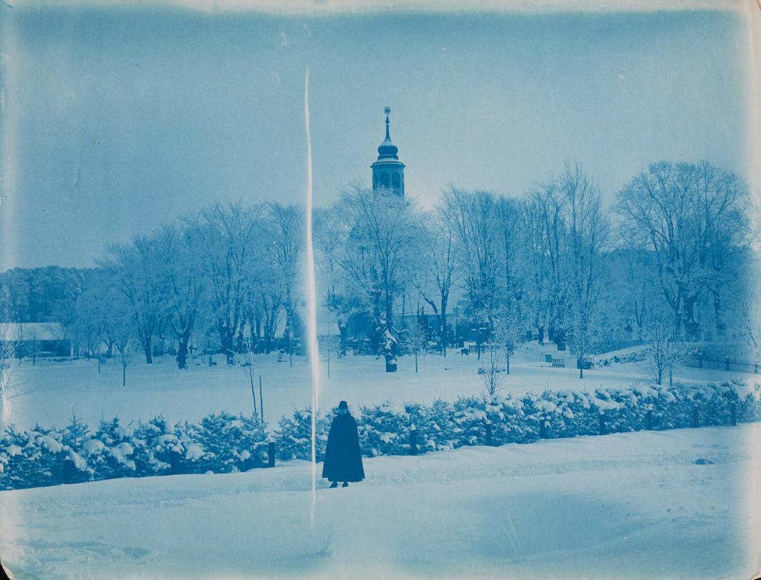 Gunhild Liljeroth framför Solna kyrka. Vintern 1888