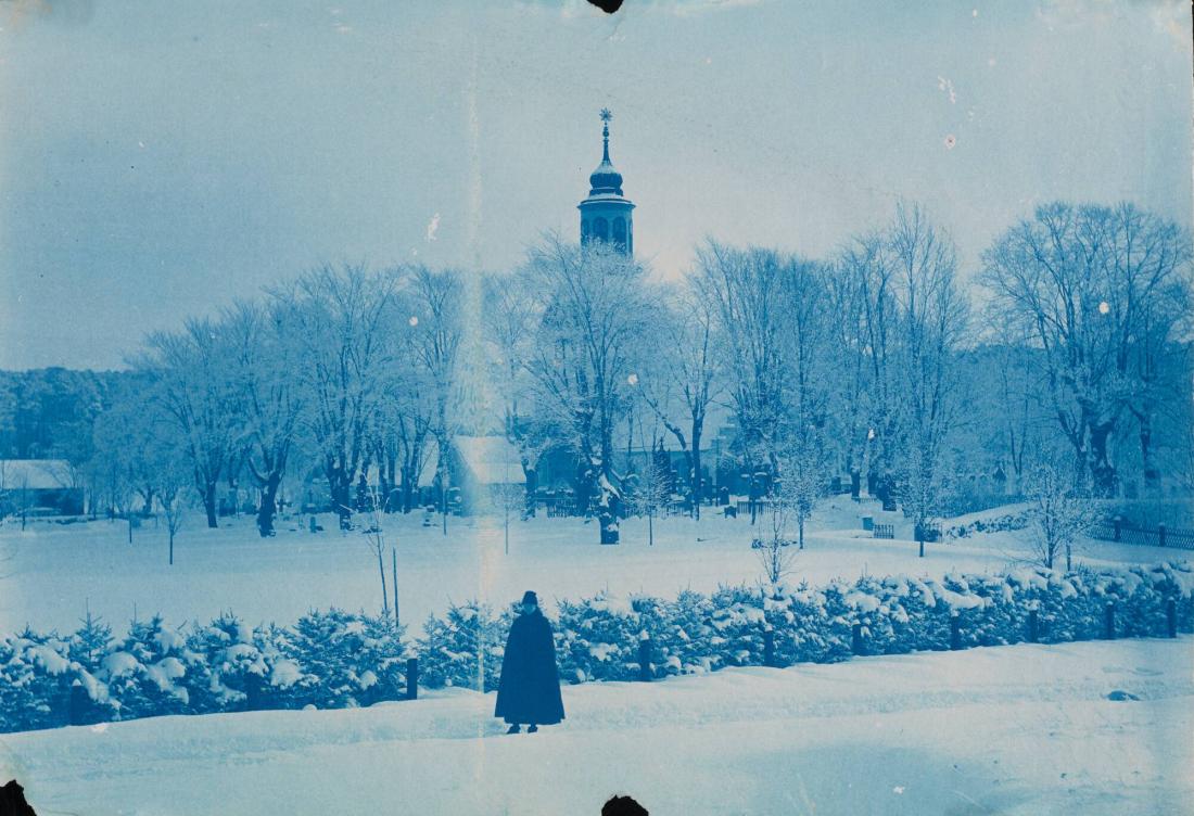 Gunhild Liljeroth framför Solna kyrka vintern 1888