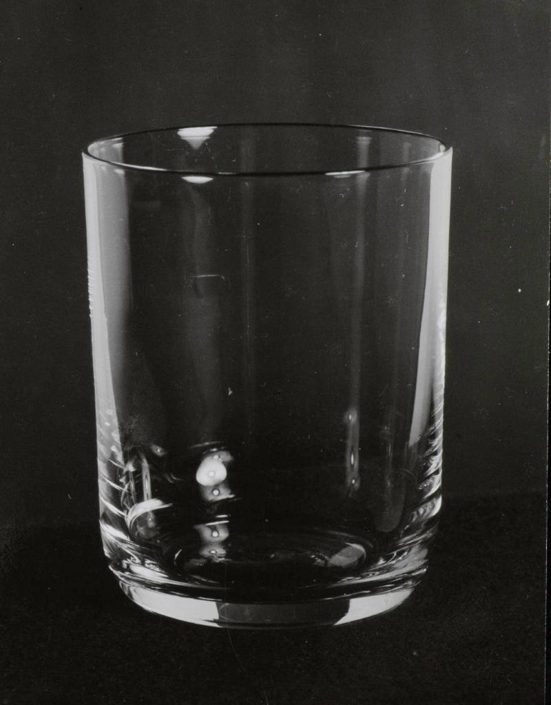 Bild 35. Glas med samma belysning som i bild 34 men snett bakom glaset står en vit kartong på vardera sidan