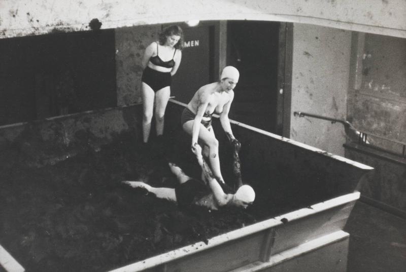 Ringkämpfe im Schlamm. Reeperbahn, Hamburg 1953