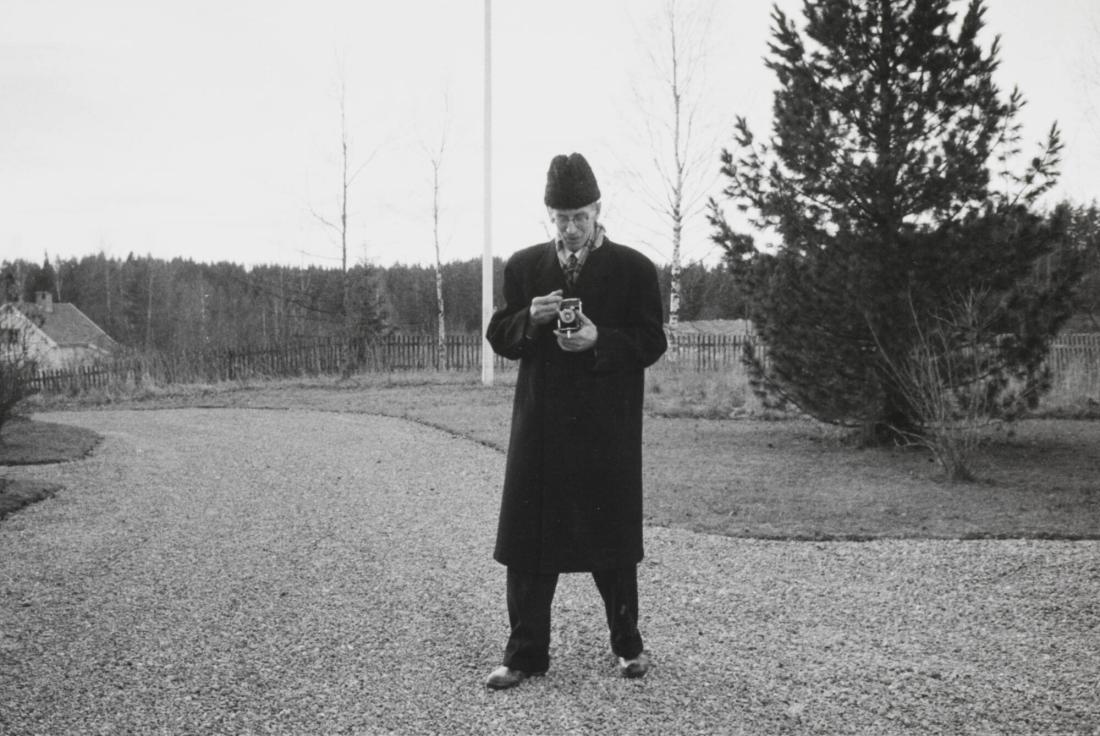Komminister John Engvall i Värmskog fotograferar Julstämnings medarbetare