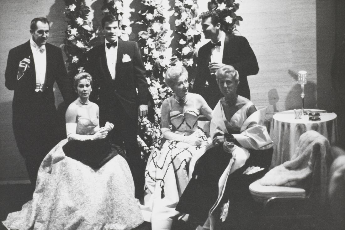 Skvallerkrönikören Hedda Hopper med uppvaktning på välgörenhetsbal. Los Angeles