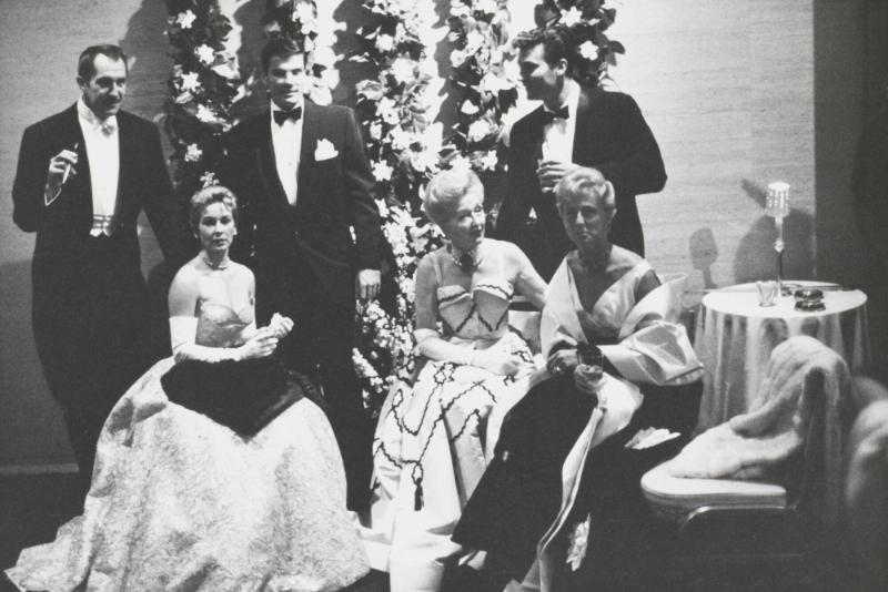 Skvallerkrönikören Hedda Hopper med uppvaktning på välgörenhetsbal. Los Angeles