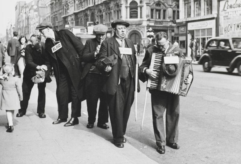 Barnet och gatumusikanterna. Oxford Street. London