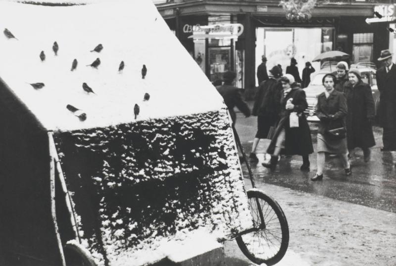 Tidningståndet i hörnet Drottninggatan-Klarabergsgatan, Stockholm 1956