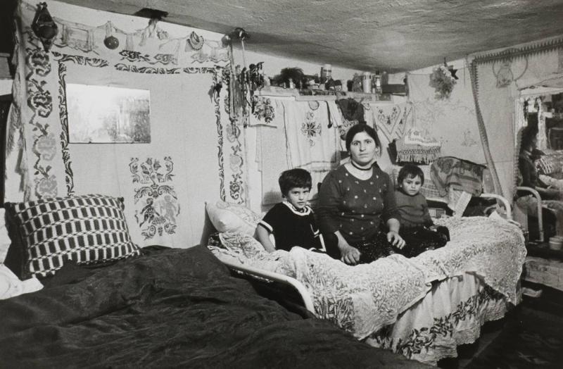 I en albansk by på landet: hennes man är gästarbetare i Tyskland, själv är hon ansvarig för hus och barn. Ur serien Kosova, Jugoslavien